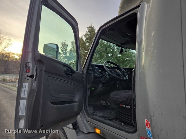 image for item DU2539 2018 International RH613 semi truck