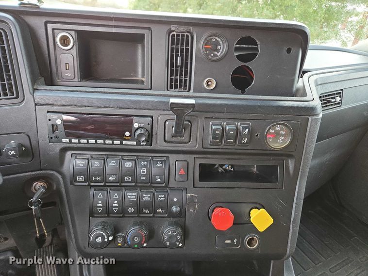 image for item DU2539 2018 International RH613 semi truck