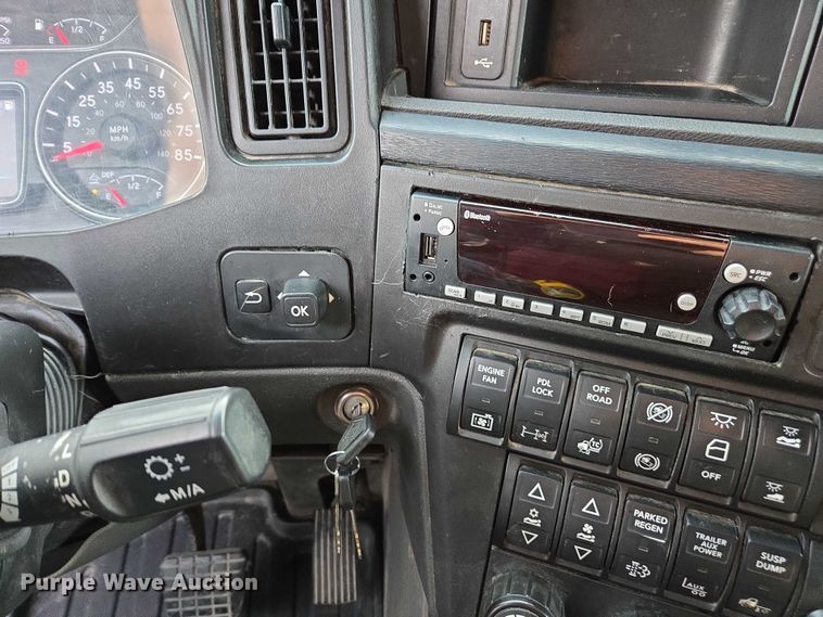 image for item DU2539 2018 International RH613 semi truck