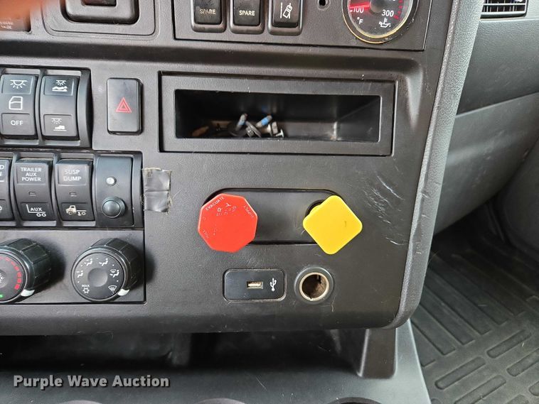 image for item DU2539 2018 International RH613 semi truck