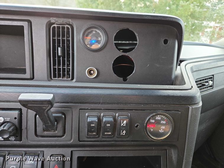 image for item DU2539 2018 International RH613 semi truck