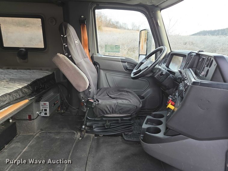 image for item DU2539 2018 International RH613 semi truck