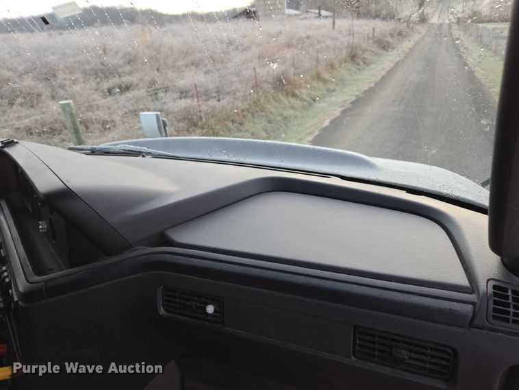 image for item DU2539 2018 International RH613 semi truck