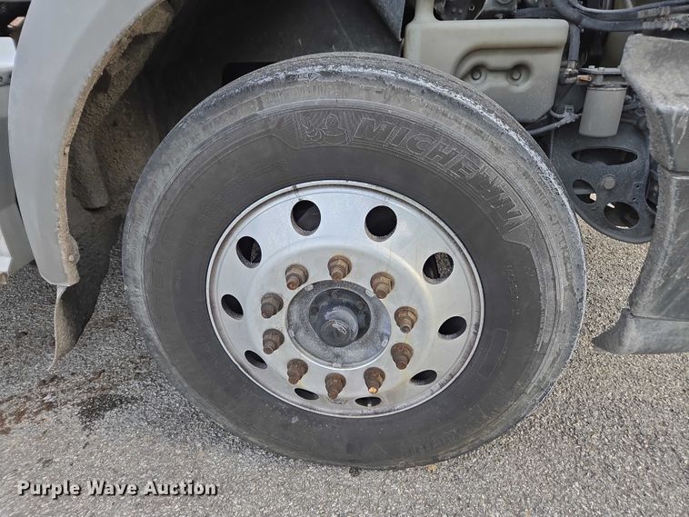 image for item DU2539 2018 International RH613 semi truck