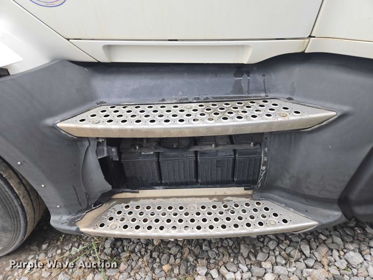 image for item DU2540 2017 Kenworth T680 semi truck