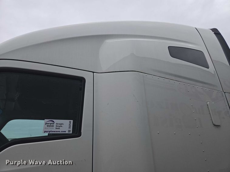 image for item DU2540 2017 Kenworth T680 semi truck