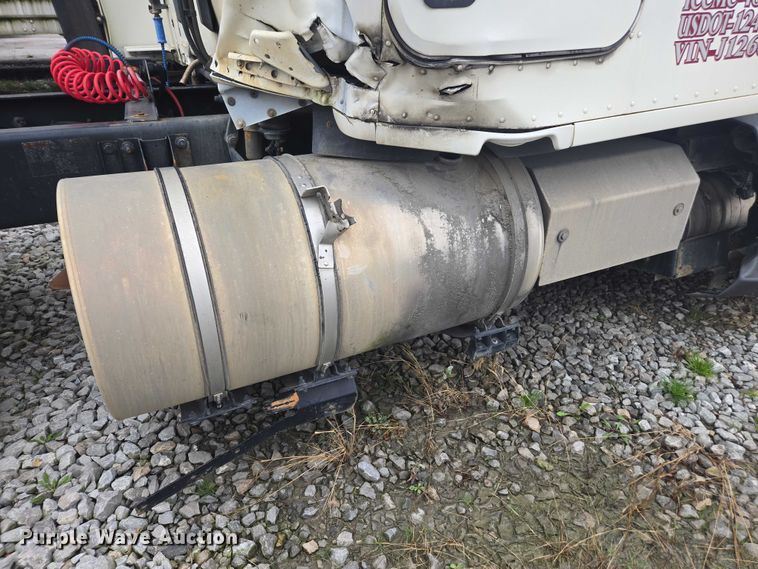 image for item DU2540 2017 Kenworth T680 semi truck