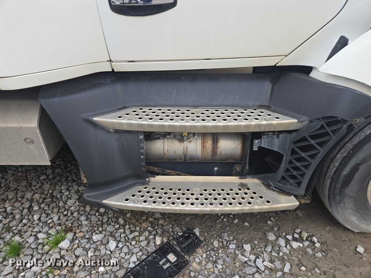 image for item DU2540 2017 Kenworth T680 semi truck