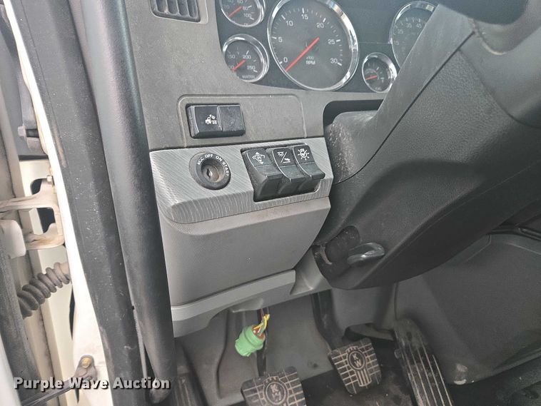 image for item DU2540 2017 Kenworth T680 semi truck