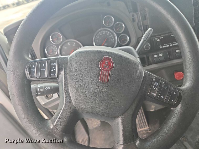 image for item DU2540 2017 Kenworth T680 semi truck