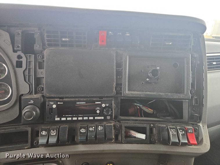 image for item DU2540 2017 Kenworth T680 semi truck