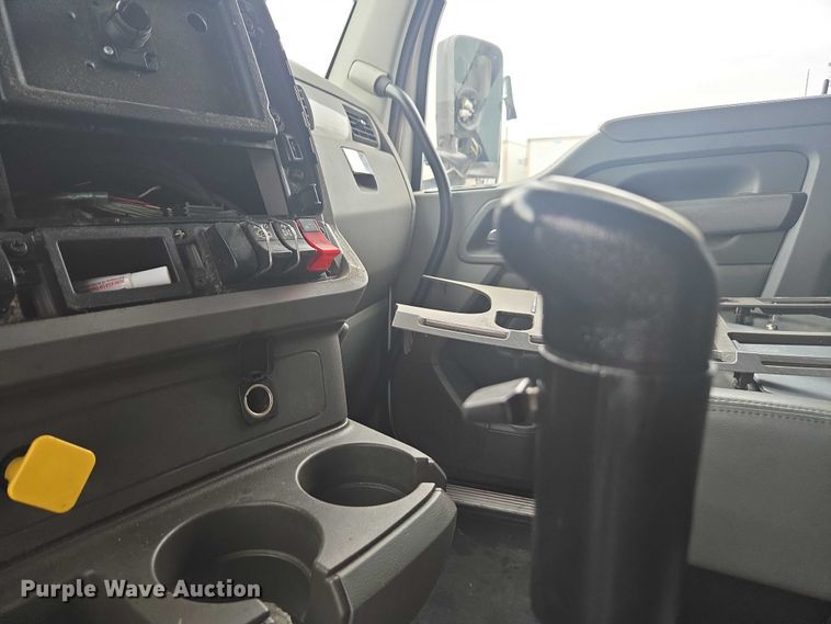 image for item DU2540 2017 Kenworth T680 semi truck