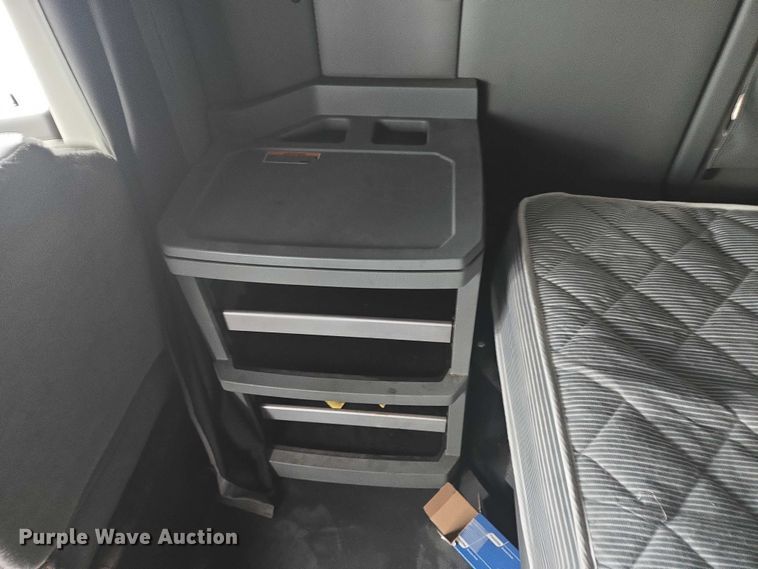 image for item DU2540 2017 Kenworth T680 semi truck