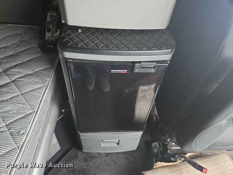 image for item DU2540 2017 Kenworth T680 semi truck