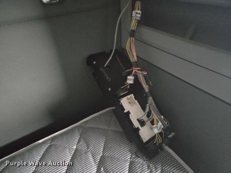 image for item DU2540 2017 Kenworth T680 semi truck