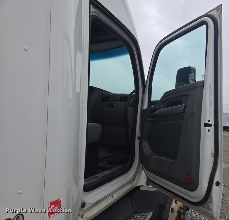 image for item DU2540 2017 Kenworth T680 semi truck