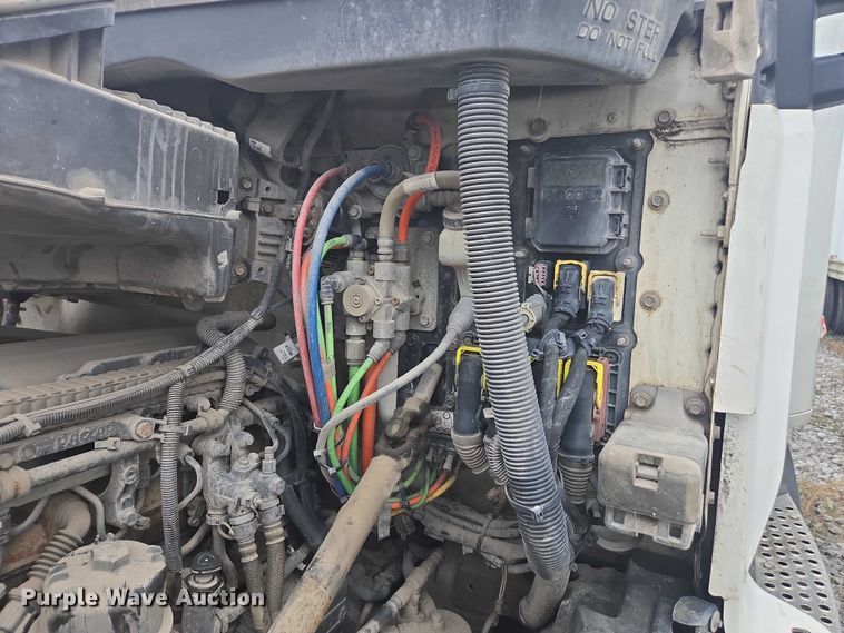 image for item DU2540 2017 Kenworth T680 semi truck