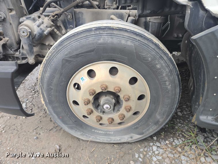 image for item DU2540 2017 Kenworth T680 semi truck