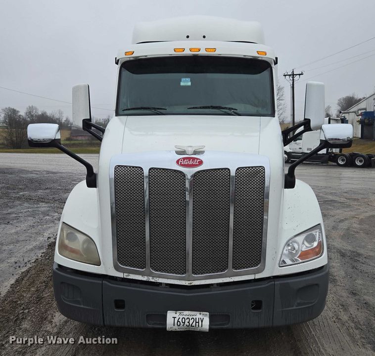 image for item DU2541 2015 Peterbilt 579 semi truck