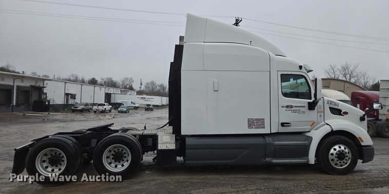image for item DU2541 2015 Peterbilt 579 semi truck