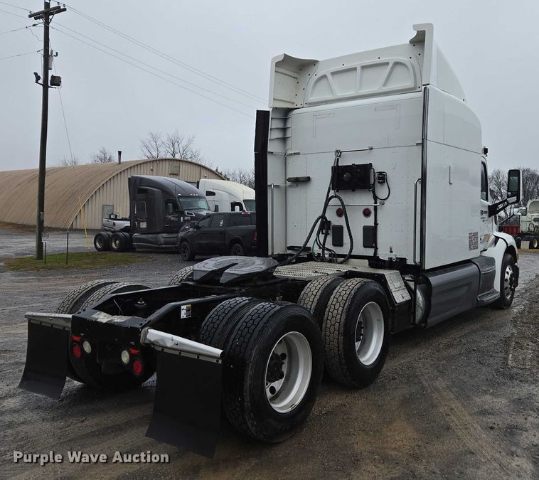 image for item DU2541 2015 Peterbilt 579 semi truck