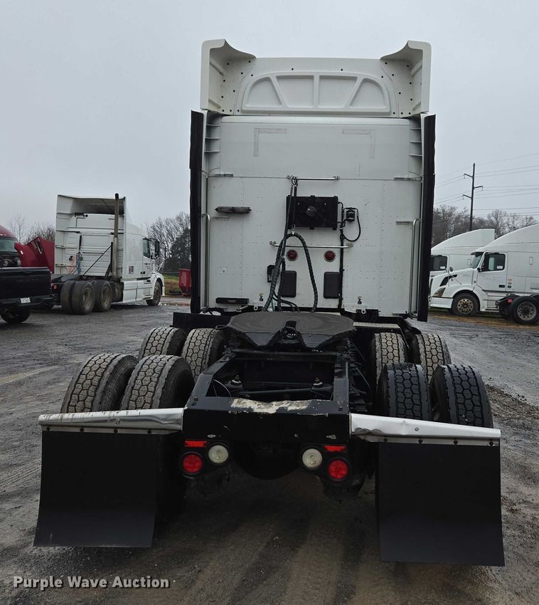 image for item DU2541 2015 Peterbilt 579 semi truck