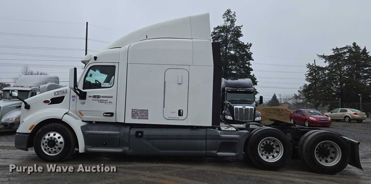 image for item DU2541 2015 Peterbilt 579 semi truck