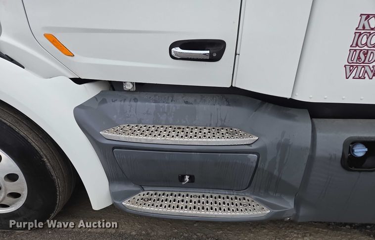 image for item DU2541 2015 Peterbilt 579 semi truck