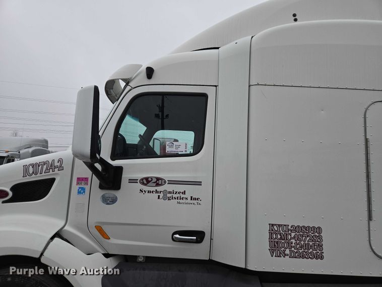 image for item DU2541 2015 Peterbilt 579 semi truck