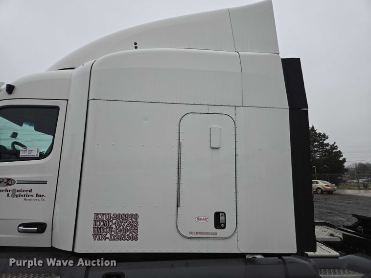 image for item DU2541 2015 Peterbilt 579 semi truck