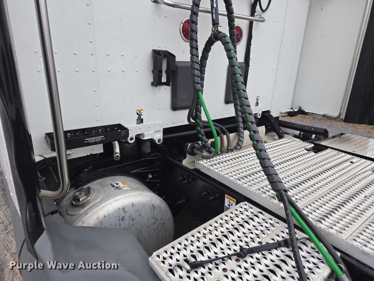 image for item DU2541 2015 Peterbilt 579 semi truck