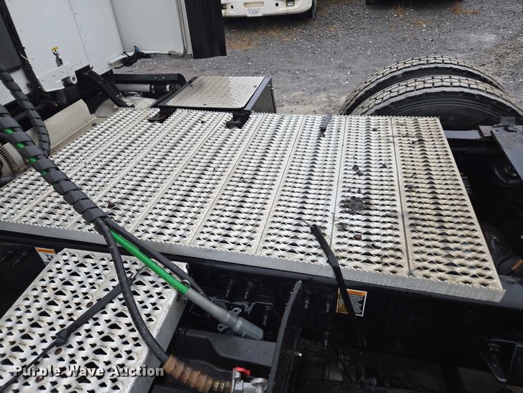 image for item DU2541 2015 Peterbilt 579 semi truck