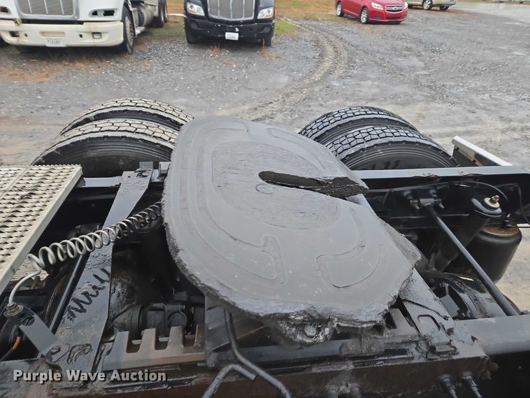 image for item DU2541 2015 Peterbilt 579 semi truck