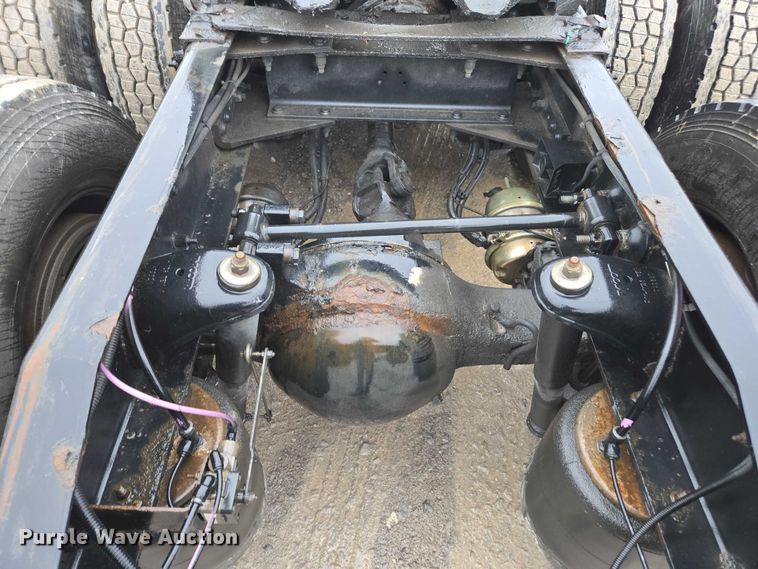 image for item DU2541 2015 Peterbilt 579 semi truck