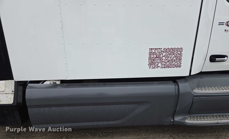 image for item DU2541 2015 Peterbilt 579 semi truck