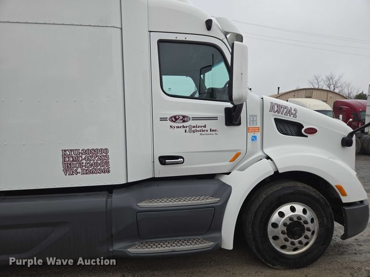 image for item DU2541 2015 Peterbilt 579 semi truck