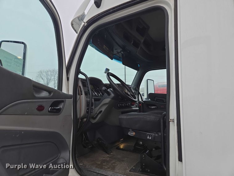 image for item DU2541 2015 Peterbilt 579 semi truck