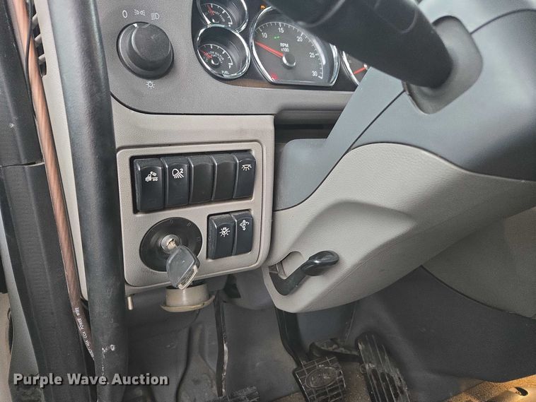 image for item DU2541 2015 Peterbilt 579 semi truck