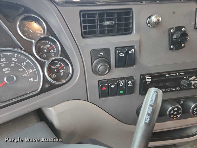 image for item DU2541 2015 Peterbilt 579 semi truck