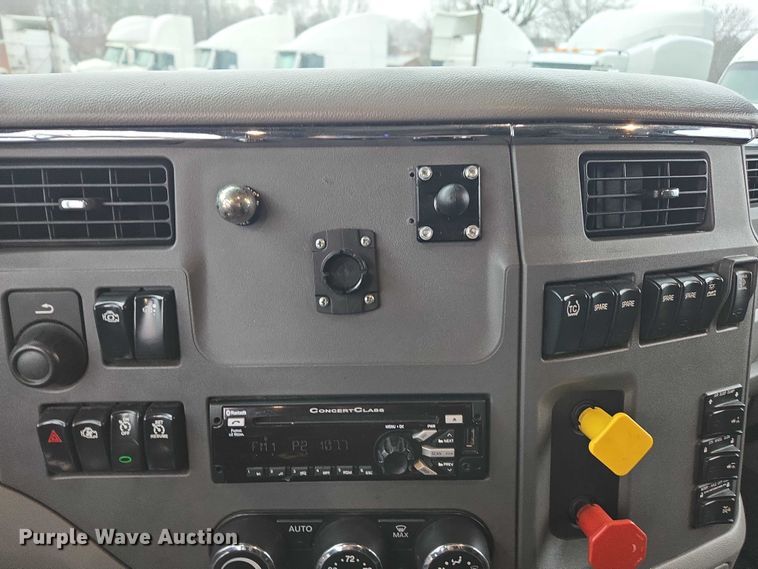 image for item DU2541 2015 Peterbilt 579 semi truck