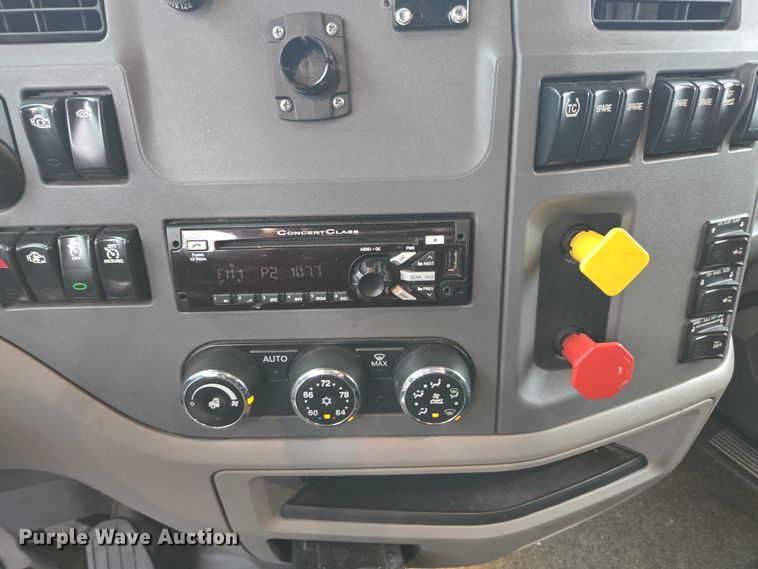 image for item DU2541 2015 Peterbilt 579 semi truck