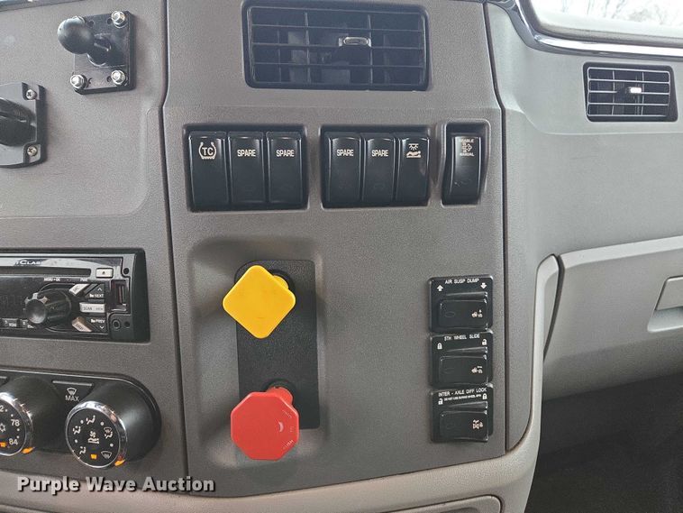 image for item DU2541 2015 Peterbilt 579 semi truck