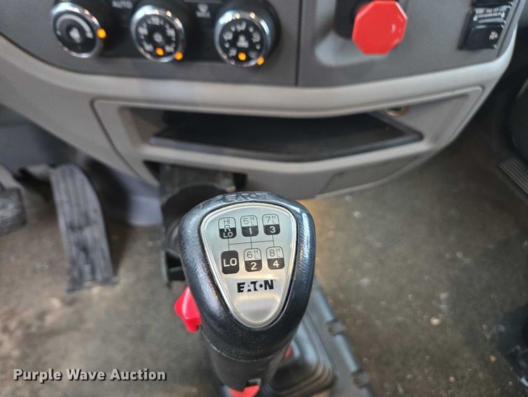 image for item DU2541 2015 Peterbilt 579 semi truck