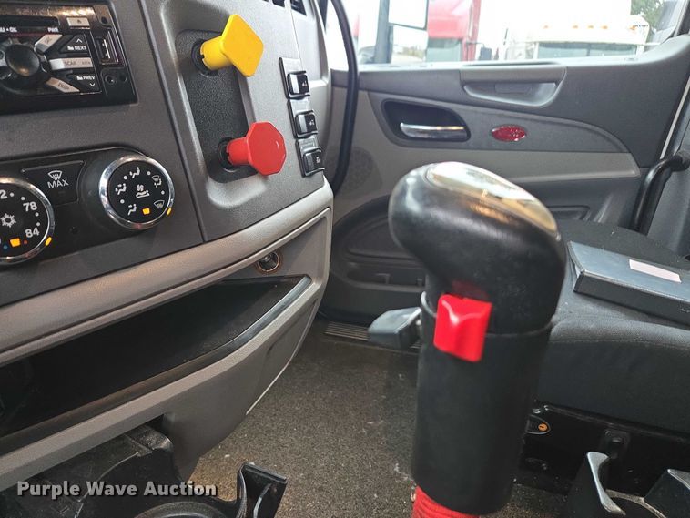 image for item DU2541 2015 Peterbilt 579 semi truck