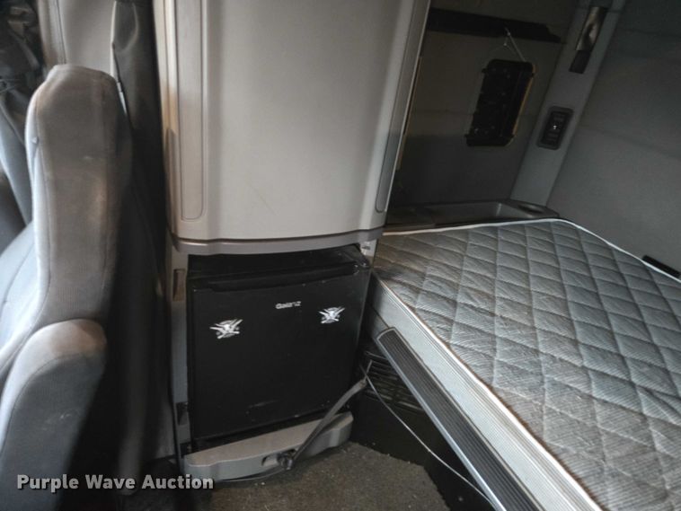 image for item DU2541 2015 Peterbilt 579 semi truck