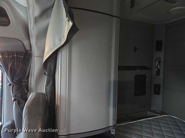 image for item DU2541 2015 Peterbilt 579 semi truck