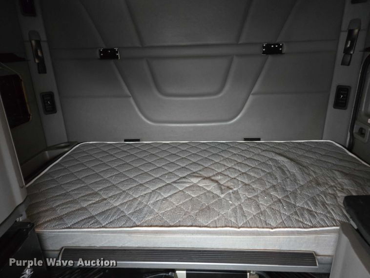 image for item DU2541 2015 Peterbilt 579 semi truck