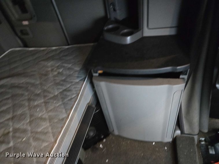 image for item DU2541 2015 Peterbilt 579 semi truck