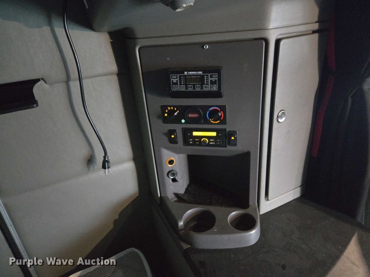 image for item DU2541 2015 Peterbilt 579 semi truck