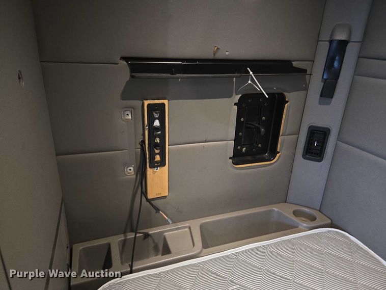 image for item DU2541 2015 Peterbilt 579 semi truck